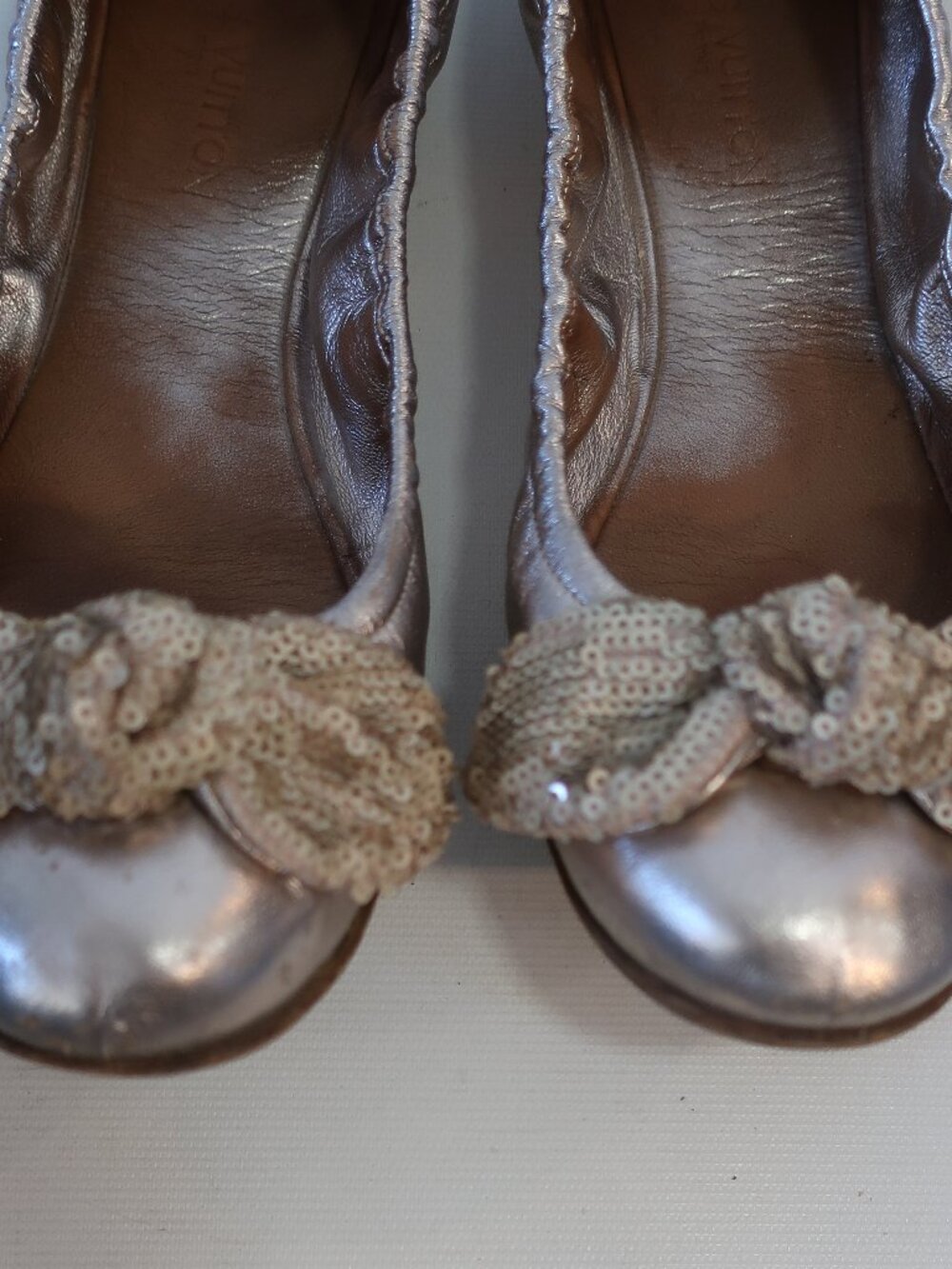 Louis Vuitton Metallic Gold Amulet Sequins Bow Scrunch Ballet Flats 37.5/US 7.5 - Picture 4 of 12